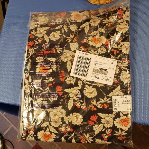 Capsule Pants - CAPSULE Floral Print Leggings - Black/Red/White - Size 24